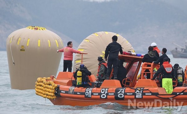 ▲ 민관군 구조대가 세월호 참사현장에서 해양경찰 보트를 타고 작업 중이다. ⓒ정상윤 뉴데일리 기자.