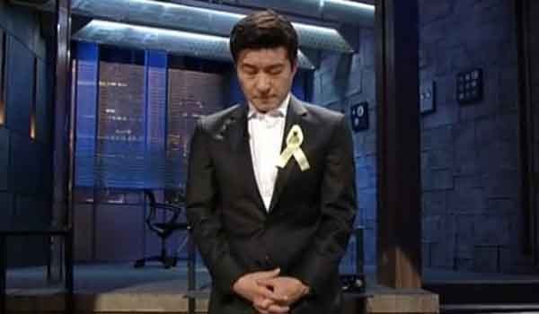 ▲ 26일 방영한 '그것이 알고싶다: 세월호' 편에서 진행자 김상중 씨가 눈물을 흘리는 마지막 장면. 이 방송은 큰 반향을 불러일으켜 재방영하게 됐다고 한다. [사진: 그것이 알고싶다 방영화면 캡쳐]