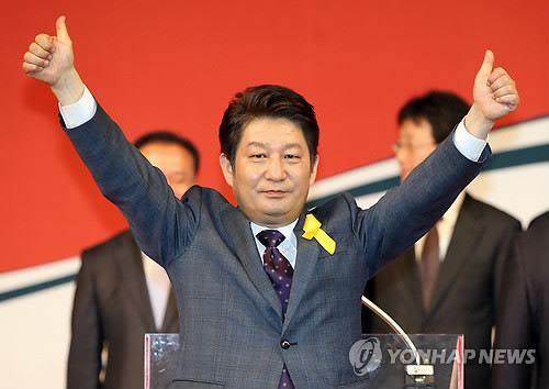 ▲ 29일 대구실내체육관에서 경선을 통해 새누리당 대구시장 후보로 선출된 권영진 전 의원이 지지자들에게 손을 흔들고 있다. ⓒ연합뉴스