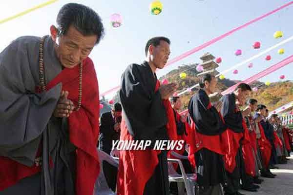 ▲ 북한 승려들이 독경하는 모습. ⓒ연합뉴스. 무단전재 및 재배포 금지.