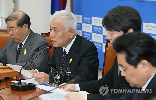 ▲ 김한길 새정치민주연합 공동대표(왼쪽 두 번째)가 30일 국회에서 열린 최고위원 및 여객선 침몰사고 대책위원장단 연석회의에서 세월호 참사에 대한 전날 박근혜 대통령의 사과와 관련해 "국민께 위로가 되기를 바랐지만 대통령의 사과는 국민과 유가족에 분노를 더하고 말았다"고 비판하고 있다.ⓒ연합뉴스