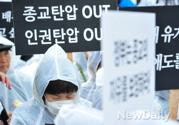 ▲ 구원파 신도들이 지난 28일 여의도 KBS 앞에서 집회를 열고 있다. ⓒ이미화 기자