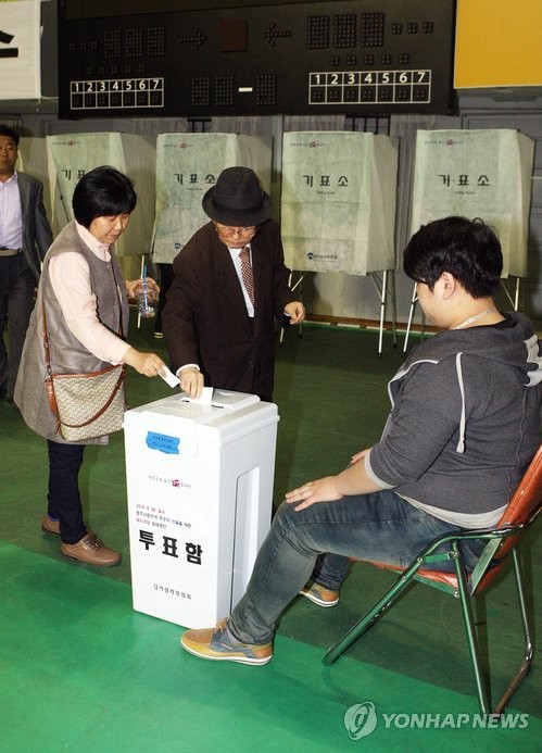 ▲ 새누리당 통합 청주시장 경선대회가 30일 청주실내체육관에서 열린 가운데 당원·국민선거인단이 최종 후보 선출을 위한 투표를 하고 있다. ⓒ연합뉴스