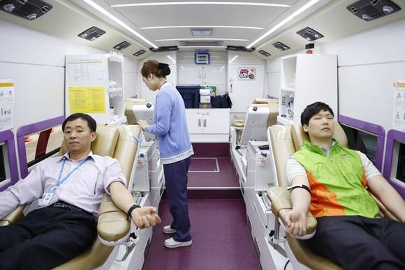 ▲ 주택금융공사 임직원들이 30일 서울 세종대로 본사에서 '사랑의 헌혈'행사에 참여해 헌혈하고 있다. ⓒ주택금융공사