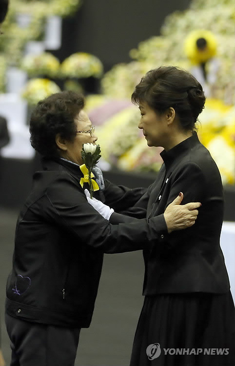 ▲ 지난달 29일 안산합동분향소에서 박근혜 대통령이 한 할머니를 위로하고 있다. 일부 언론들은 이를 두고 연출된 것이 아니냐는 의혹을 제기했지만, 이는 악성루머로 드러났다. ⓒ 사진=연합뉴스