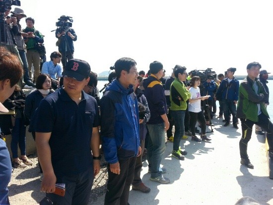 ▲ 1일 오후 2시경 팽목항에 정박한 이종인 대표의 바지선에 취재진이 모여들어 공개 해명을 요구하고 있다.  ⓒ 윤희성 기자