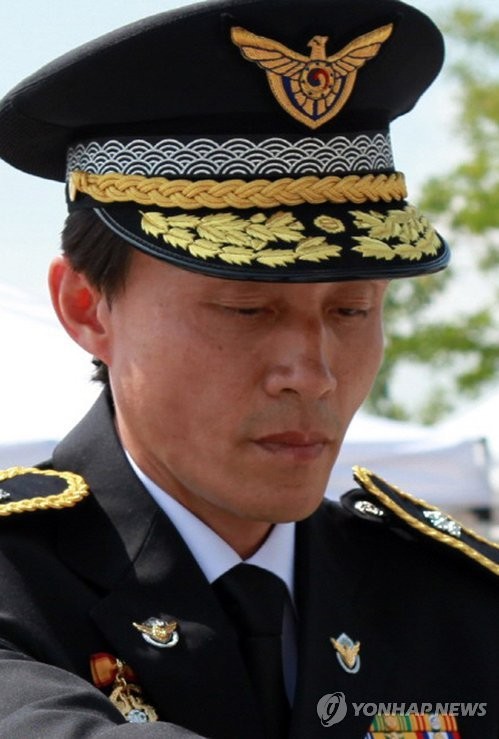 ▲ 해양경찰청은 세모그룹 근무 경력으로 논란이 된 이용욱 정보수사국장을 경질했다고 1일 밝혔다. 해경청은 이 국장을 본청 국제협력관으로 보직 이동시키고 김두석 국제협력관을 신임 정보수사국장에 임명했다. 이 국장은 1991∼1997년 세월호 선사 청해진해운의 모체 격인 세모그룹의 조선사업부에서 근무했다.ⓒ 사진 연합뉴스