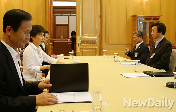 ▲ 박근혜 대통령이 외교안보장관회의를 주재하는 모습. 사진 왼쪽이 김장수 국가안보실장, 사진 오른쪽 끝자리가 김관진 국방부 장관. ⓒ 자료사진
