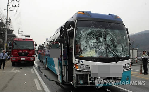 ▲ 추돌사고 발생한 수학여행 버스.ⓒ연합뉴스