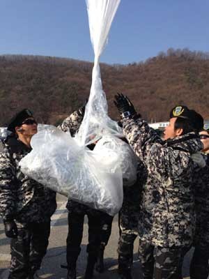 ▲ 경기 파주에서 대북전단을 풍선에 담아 날리는 북한인민해방전선 대원들. [자료사진]