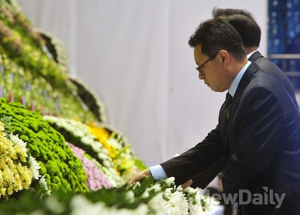 ▲ 안산 올림픽기념관에 차려진 세월호 침몰사고 희생자 합동분향소에서 한 조문객이 한화를 하고 있다. ⓒ이미화 기자