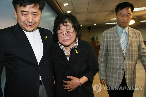 ▲ 박근혜 대통령의 세월호 희생자 정부 합동분향소 조문 당시 박근혜 대통령과 직접 만난 할머니와 닮았다는 이유로 좌파세력에게 비난을 받은 박사모 회원 손영란씨가 2일 국회 기자회견장에서 나오며 눈물을 흘리고 있다. ⓒ연합뉴스