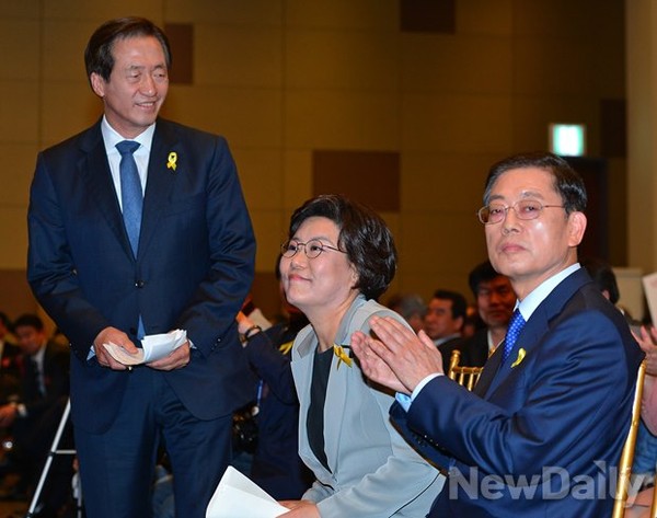 ▲ 정몽준(왼쪽부터), 이혜훈, 김황식 새누리당 서울시장 경선 후보가 2일 서울 영등포 당산동 그랜드컨벤션센터에서 열린 후보자 정책토론회에 참석해 대화하고 있다. ⓒ정상윤 기자