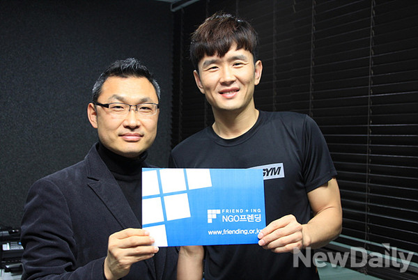 ▲ ROAD FC소속 개그맨 윤형빈씨가 프렌딩 백두원 대표와 함께 포즈를 취하며 프렌딩의 설립을 축하해주고 있다.