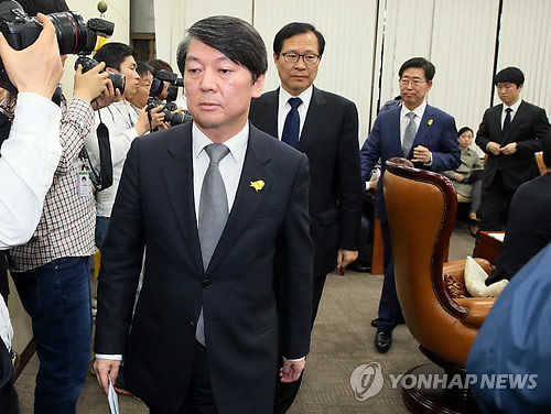 ▲ 안철수 새정치민주연합 대표(왼쪽부터), 문병호 의원, 양승조 최고위원이 2일 국회 보건복지위원회 전체회의에서 기초연금법 제정안이 가결된 뒤 퇴장하고 있다. ⓒ연합뉴스