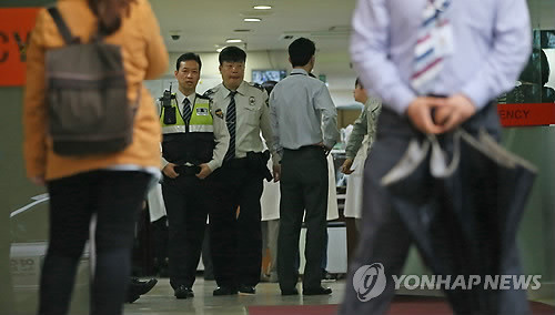 ▲ 2일 오후 3시32분께 서울 지하철 2호선 상왕십리역에서 잠실 방향으로 가는 열차가 선행 열차를 추돌하는 사고가 발생했다.  이날 오후 부상자들과 기관사가 치료를 받고 있는 것으로 알려진 서울 국립중앙의료원 응급실의 모습.ⓒ 사진 연합뉴스