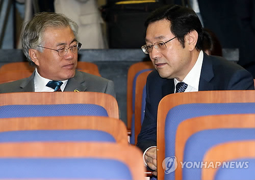 ▲ 안철수 공동대표의 광주시장 전략공천에 반발해 탈당 의사를 밝힌 새정치민주연합 이용섭 의원이 1일 공천 결과 발표를 앞두고 친노계 좌장인 문재인 의원과 대화를 나누고 있다. ⓒ연합뉴스