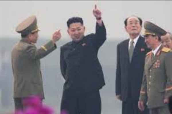 ▲ "너네도 우리 아빠 따라가고 싶냐?" 현장 시찰 중인 김정은. 김정은 또한 철저한 독재권력을 누리고 있다. [사진: 조선중앙방송 화면 캡쳐]