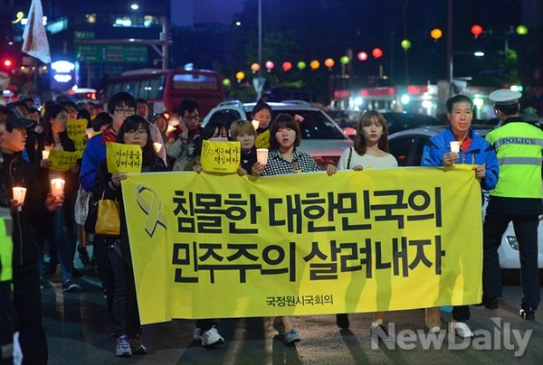 ▲ 박근혜 퇴진을 주장하며 도심행진을 하는 집회참가자들 ⓒ 정상윤