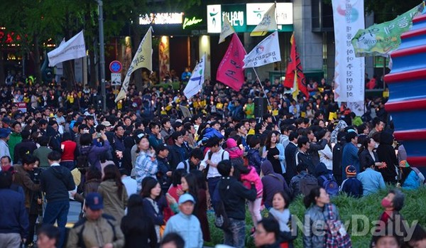 ▲ 4시부터 교복을 입은 학생들로 부터 시작된 집회는 촛불집회로 이어졌다. ⓒ 정상윤