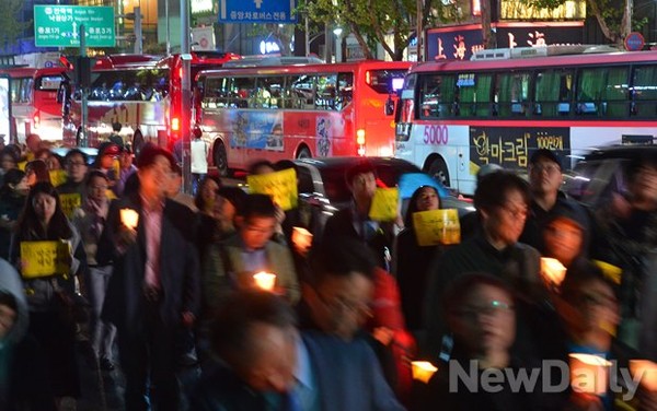▲ 촛불을 들고 도심을 행진하는 집회참가자들 "박근혜 퇴진"을 외치며 행진을 계속이어갔다 . ⓒ 정상윤