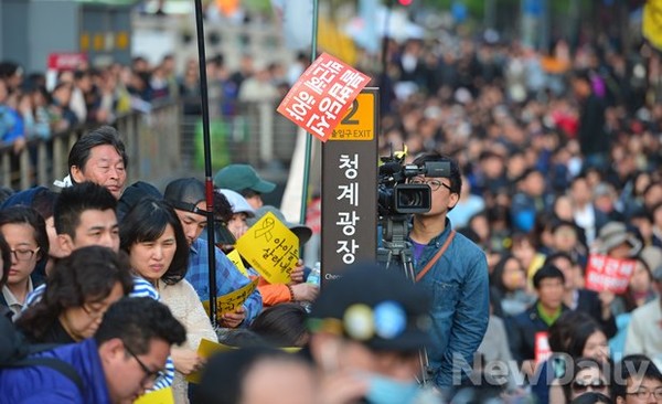 ▲ '불법당선 박근혜하야' 선전물은 촛불집회에 빠지지 않는다 ⓒ 정상윤
