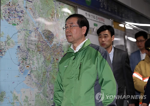 ▲ 2일 오후 서울메트로 2호선 상왕십리역에서 잠실 방향으로 가는 열차가 추돌하는 사고가 발생했다. 박원순 서울시장이 사고 현장을 둘러본 뒤 현장상황실로 이동하고 있다.ⓒ 사진 연합뉴스