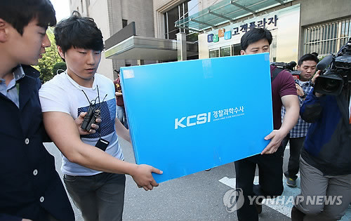 ▲ 지난 2일 오후 일어난 서울지하철 2호선 상왕십리역 추돌사고를 수사 중인 경찰이 3일 오후 서울 서초구 서울메트로 본사에 대한 압수수색을 마치고 압수한 물품을 차량으로 옮기고 있다.ⓒ 사진 연합뉴스