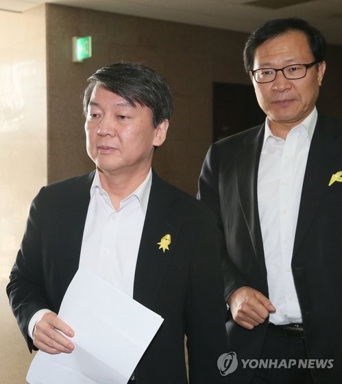 ▲ 안철수 새정치민주연합 공동대표(왼쪽)가 5일 국회에서 열린 비공개회의에 문병호 비서실장과 함께 참석하고 있다. ⓒ연합뉴스