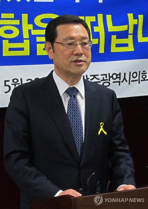 ▲ 이용섭 의원이 3일 오전 광주시의회 브리핑룸에서 기자회견을 열고 새정치민주연합 탈당을 선언하고 있다. ⓒ연합뉴스