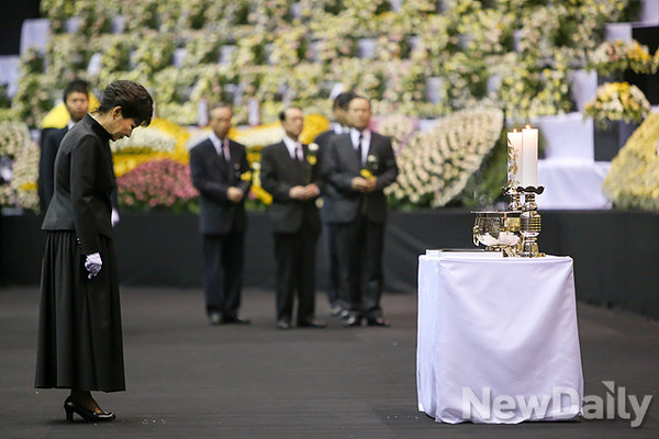 지난달 29일 세월호 참사 희생자 합동분향소를 조문한 박근혜 대통령. ⓒ 자료사진