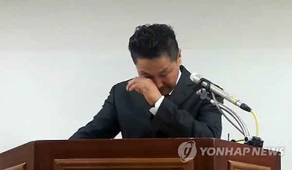 ▲ 지난 4월 29일 기자회견을 하며 눈물을 흘리는 세월호 유가족 대책위 김병권 대표. ⓒ연합뉴스. 무단전재 및 재배포 금지.