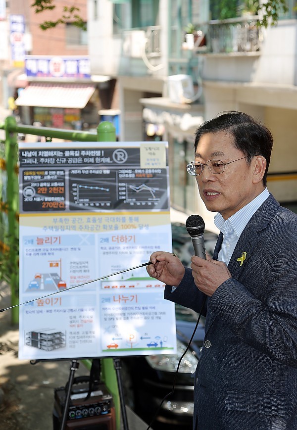 ▲ 김황식 전 총리가 6일 서울 시흥동에서 서울시 주차 공약을 발표하고 있다. ⓒ 김황식 선거캠프 제공