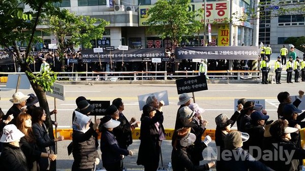 ▲ ⓒ6일 오후 구원파 신도들이 인천지검 앞에서 '종교탄압 중단'이라는 구호를 외치고 있다. ⓒ이종현 기자