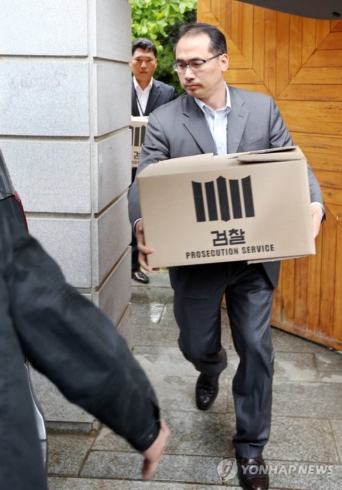 ▲ 지난달 28일 검찰수사관들이 페이퍼컴퍼니 '붉은머리오목눈이' 사무실이 있는 유병언 전 세모그룹회장 일가 소유의 주택에서 압수한 서류를 차량으로 옮기고 있다.ⓒ 사진 연합뉴스