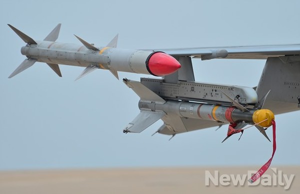 ▲ 아래에 달린 미사일이 팬텀전투기에서 분리돼 사고를 일으킨 동형 AIM-9 미사일ⓒ정상윤 기자