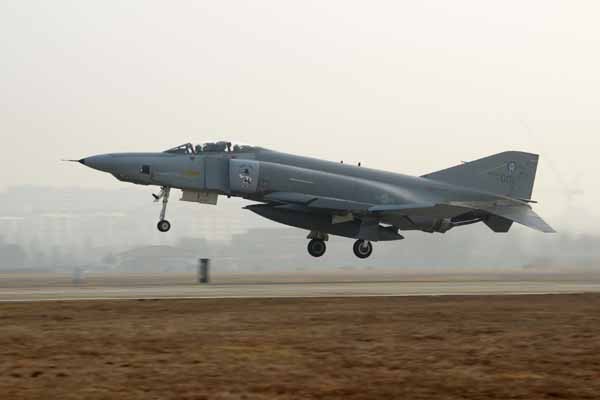 ▲ 아래에 달린 미사일이 팬텀전투기에서 분리돼 사고를 일으킨 동형 AIM-9 미사일ⓒ정상윤 기자