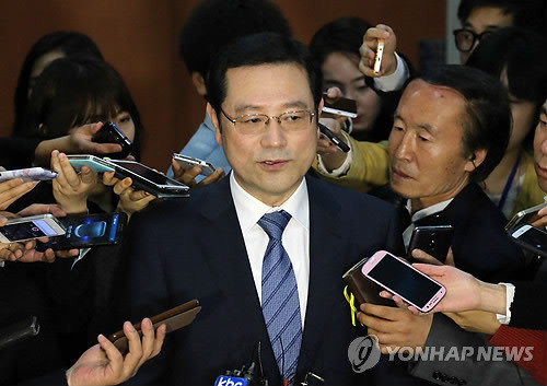 ▲ 안철수 새정치연합 공동대표의 광주시장 후보 낙하산공천에 반발해 탈당한 이용섭 의원이 7일 국회 정론관에서 의원직 사퇴 기자회견을 하고 취재진의 질문에 답하고 있다. ⓒ연합뉴스