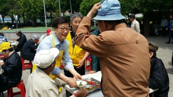 ▲ 윤진식 새누리당 충북도지사 후보가 7일 청주 중앙공원에서 열린 사랑의 배식 행사에 참여해 봉사활동을 하고 있다. ⓒ뉴데일리 DB