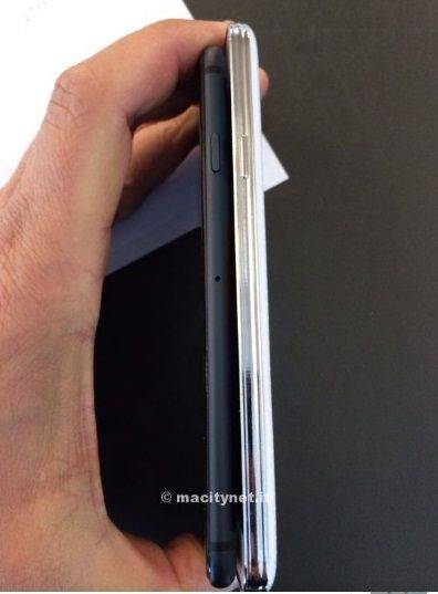 ▲ 이태리 매시티넷은 아이폰6 실물 크기 목업(왼쪽)과 갤럭시S5(오른쪽)를 비교한 사진을 공개했다.ⓒ매시티넷