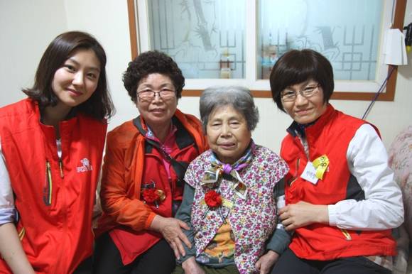 ▲ PCA생명이 어버이날을 앞두고, 지난 2일 서울 난향노인참여나눔터를 방문해 어르신들과 함께 어버이날 행사를 진행했다.  ⓒPCA생명