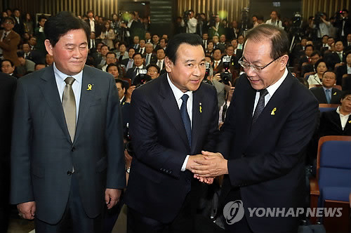 ▲ 새누리당 이완구 신임 원내대표(가운데)가 8일 국회에서 열린 의원총회에서 황우여 대표(오른쪽)와 악수하고 있다. 왼쪽은 최경환 전임 원내대표. ⓒ연합뉴스