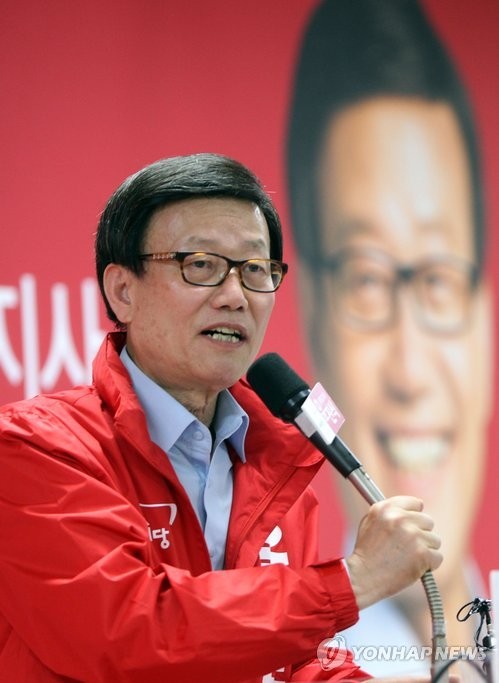 ▲ 윤진식 새누리당 충북지사 예비후보가 선거사무소 개소식에서 인사말을 하고 있는 모습. ⓒ연합뉴스