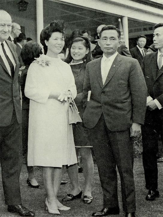 ▲ 뉴질랜드 존스턴 목장을 시찰하는 박 대통령 내외와 박근혜. (1968년 9월 21일)   ⓒ 소장자 이현표