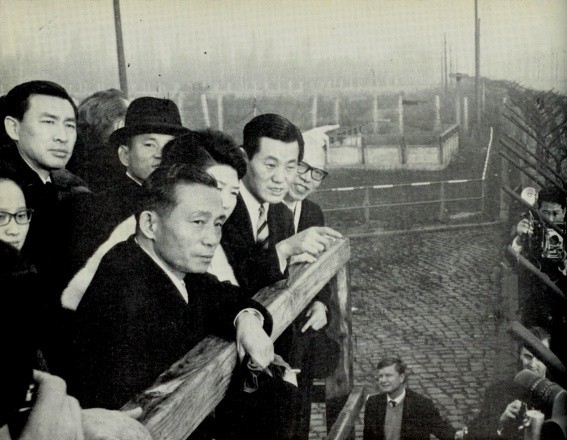 ▲ 베를린 장벽을 시찰하는 박 대통령 내외 (1964.12.11)   ⓒ 소장자 이현표