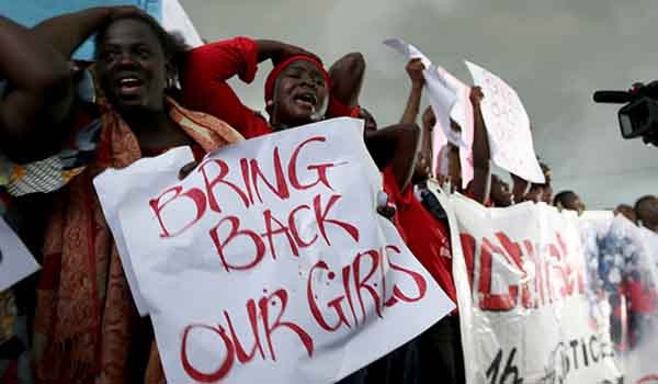 ▲ 지난 4월 14일 테러조직 보코하람이 여학생 276명을 납치한 뒤 학부모들이 아이들을 돌려달라고 시위를 벌이는 모습. [사진: 러시아타임스 보도화면 캡쳐]