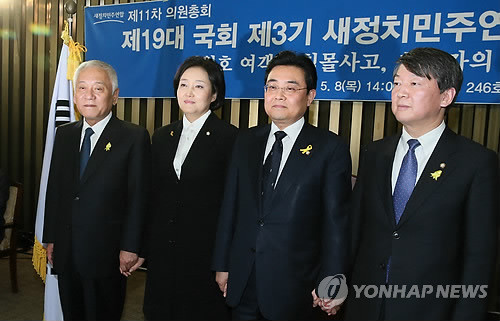 ▲ 8일 안철수-김한길 새정치민주연합 공동대표가 다소 굳은 표정으로 신임 원내대표로 선출된 박영선 의원과 인사하고 있다. ⓒ연합뉴스