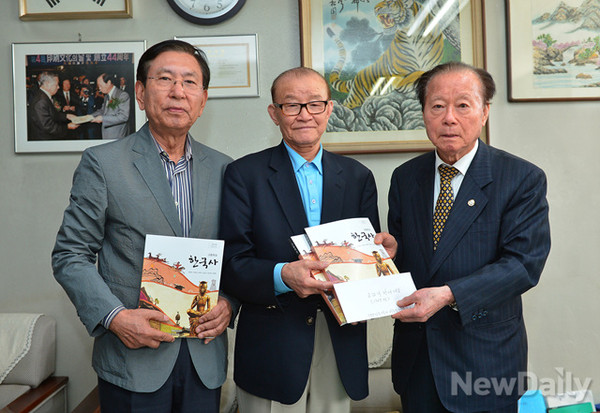 ▲ <대한민국 역사 바로 알리기 운동 미주본부> 최응표 대표(사진 가운데)와 김동빈 부대표(사진 왼쪽)가 8일 오후 서울 마포구에 있는 교학사 본사를 찾아가 이 회사 양철우 회장(사진 오른쪽)에게 미국 교민들이 모금한 교학사 한국사교과서 대금 1,300여만원을 전달했다.ⓒ 사진 뉴데일리 정상윤 기자