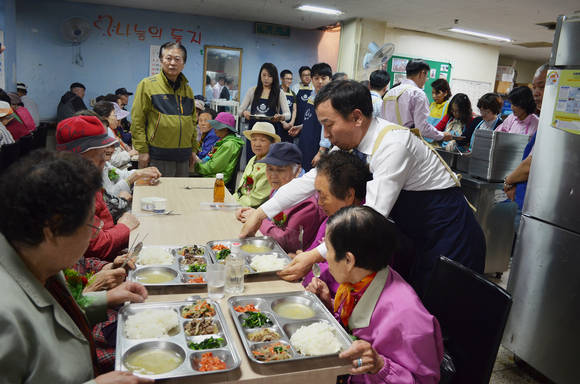 ▲ 예금보험공사 직원들이 8일 서울 은평구 대조동에 위치한 나눔의 둥지에서 인근지역 무의탁 노인들에게 점심식사를 대접하고 있다. ⓒ예금보험공사