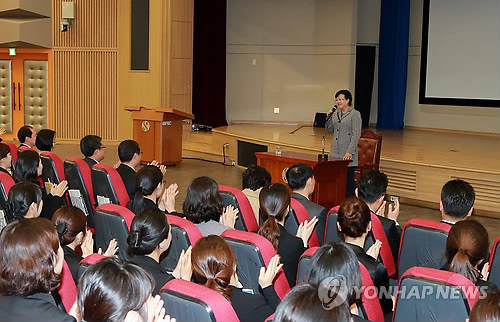 ▲ 정현옥 고용노동부 차관이 신한은행 신임 시간제 근로자들과 대화를 나누고 있는 모습. ⓒ 연합뉴스